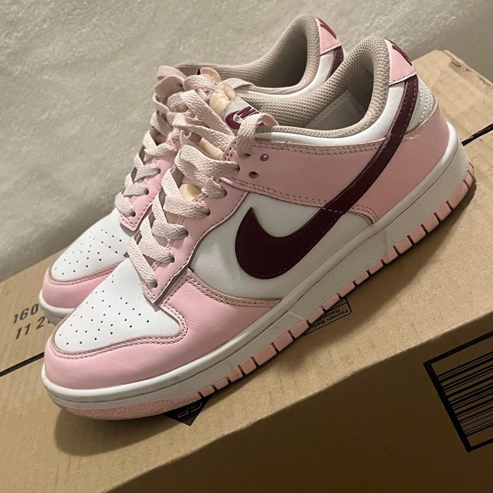 7.5 Nike dunks 8/10 comes with box